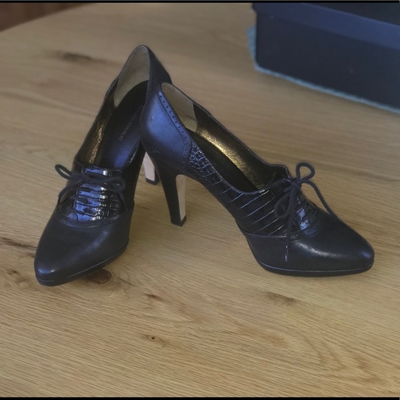 BANANA REPUBLIC Black Leather Heel - Picture 8 of 8